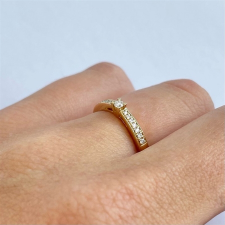 Kleopatra Queen Ring aus 14 Karat Gold mit 15 Diamanten